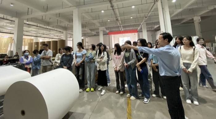 校企聯動，融通未來——外國語學院英語系師生深入企業開展學習交流與技術轉讓專題活動